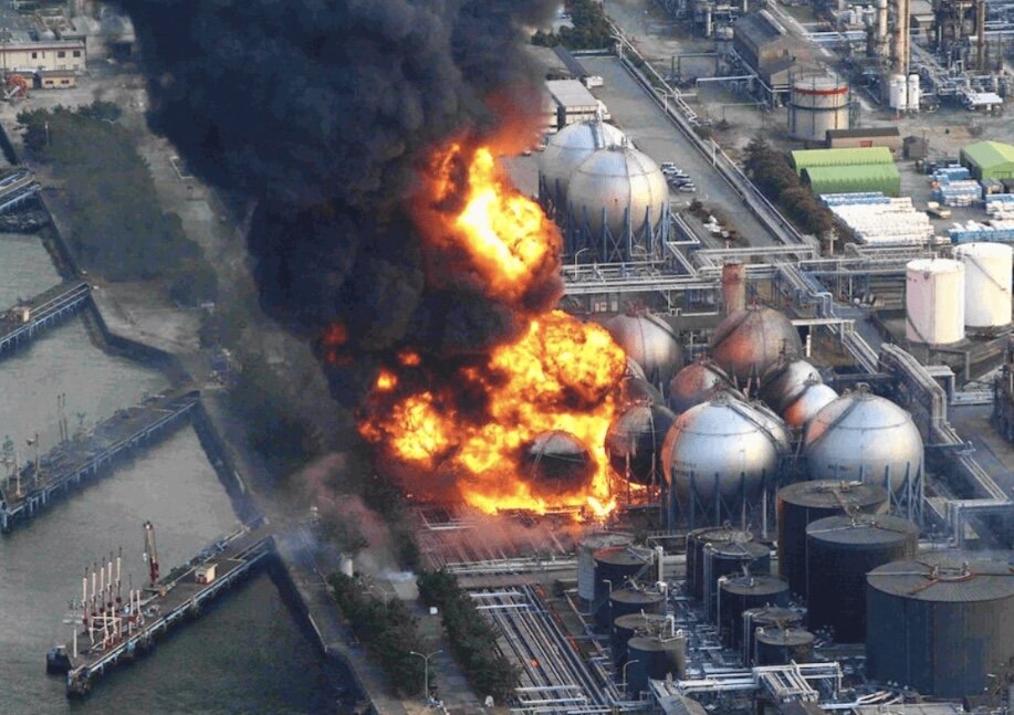 что случилось: разрушение средств охлаждения из-за цунами, что спровоцировало взрыв атомных реакторов 
год: 2011
страна: Япония
количество жертв: 15 000 (9 000 пропавших без вести)