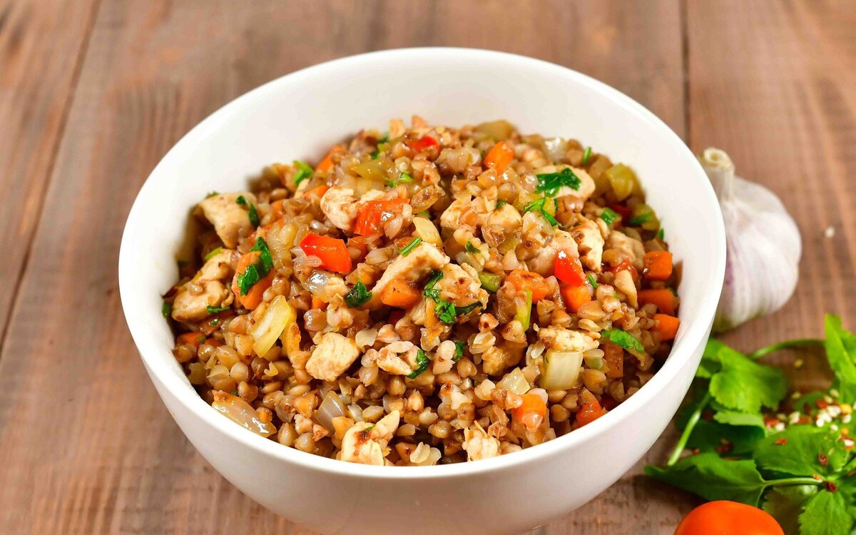 Гречка с грибами калории. Гречка с куриной котлетой. Гречка с морковью и луком ккал. Гречка с сыром и луком. Пшеничная каша с луком и морковью.