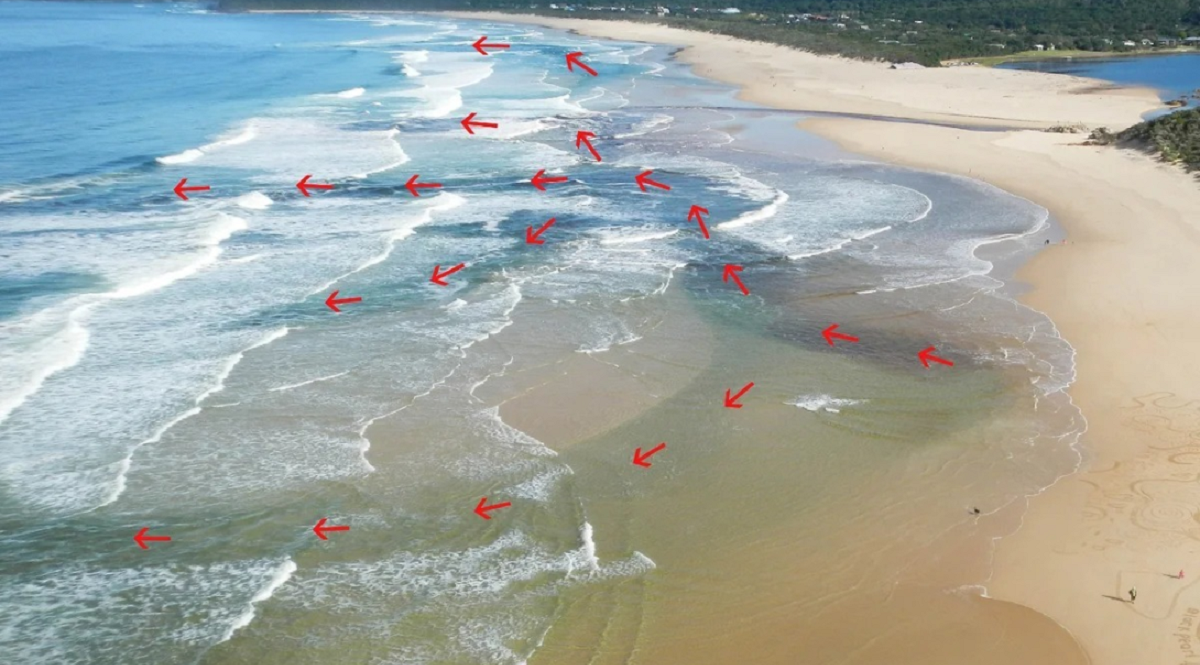 Гладкие полосы среди волн - первый признак. Иллюстрация из поиска Яндекса.