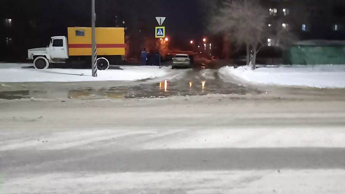     В Тракторозаводском районе Волгограда коммунальщики устраняют последствия коммунальной аварии. Из-за прорванной трубы вода затопила близлежащую дорогу.