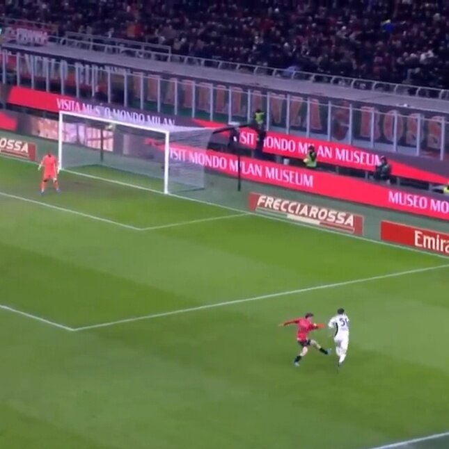 Вот Леха принял мяч на фланге. Пробросил мяч в сторону ворот, сокращая угол атаки, стал отрываться от настырного защитника.