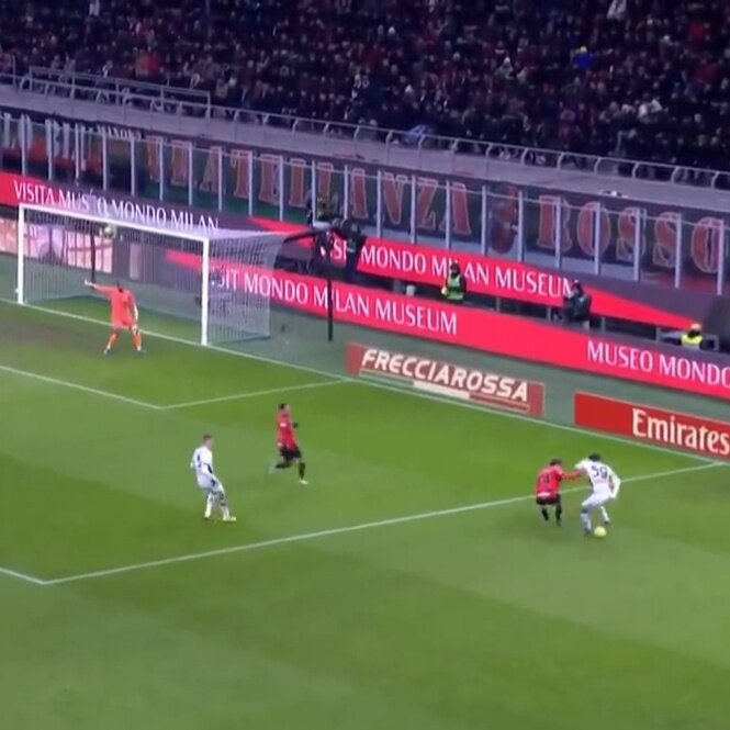 Дальше пришлось остановиться. Защитник оказался слишком цепким. Видно, Миранчук работает с мячом очень грамотно, прикрывая его корпусом, чтобы оппонент мог отобрать мяч только сфолив. 