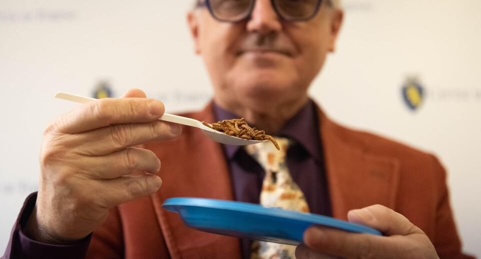     Дегустация продуктов на основе насекомых и сверчков, которую проводит итальянский муниципальный советник партии «Радикалы» Сильвио Виале. Ноябрь 2023 год. Фото: Matteo Secci/Keystone Press Agency/Global Look Press