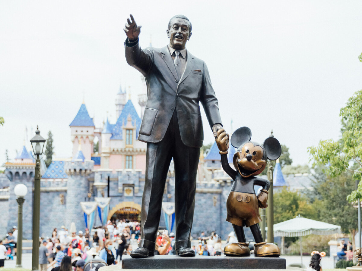 Памятник Уолту Диснею в Диснейленде