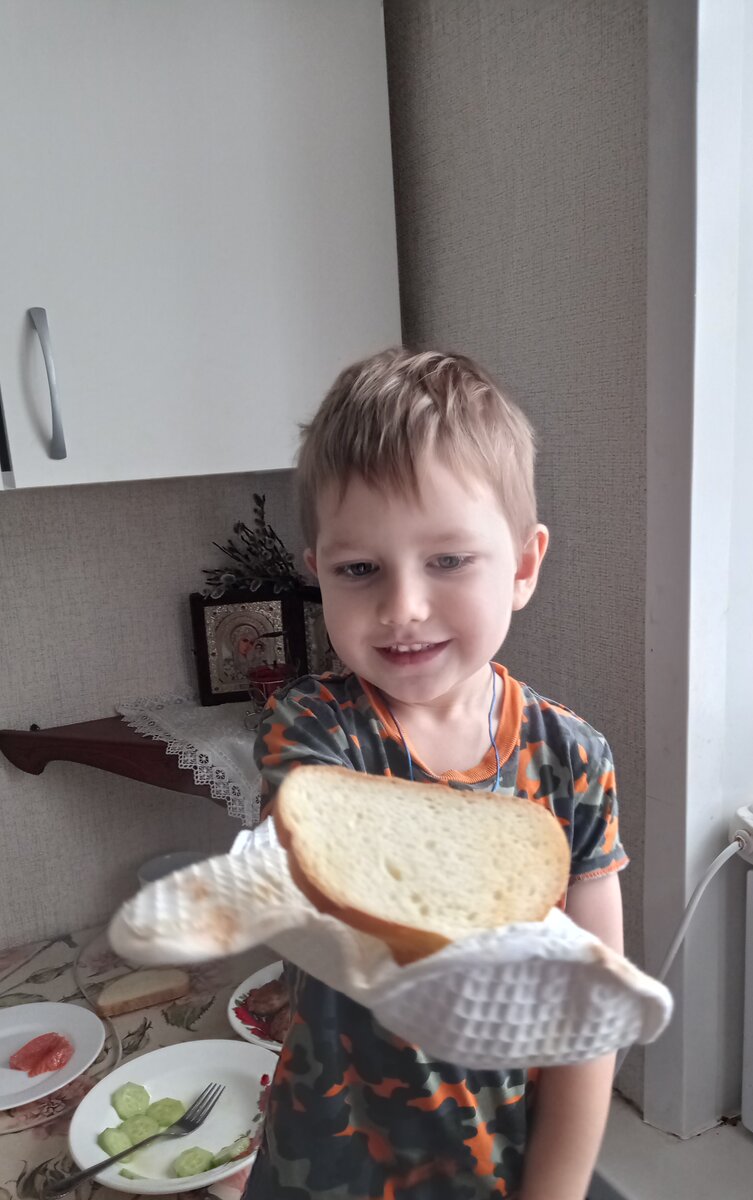 Витя хлебушек испёк в тостере 😁