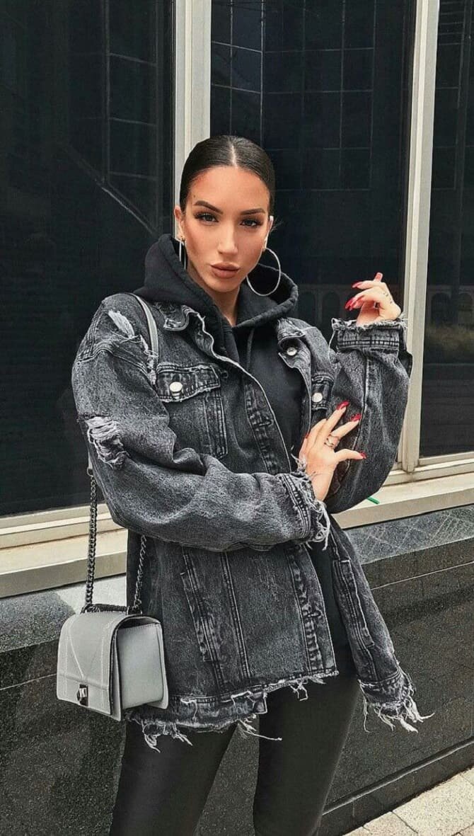 Сочетание с голубой курткой. Образы в сером цвете с косухой. Пуховик горчичного цвета. Сочетается куртка. Акценты в одежде.