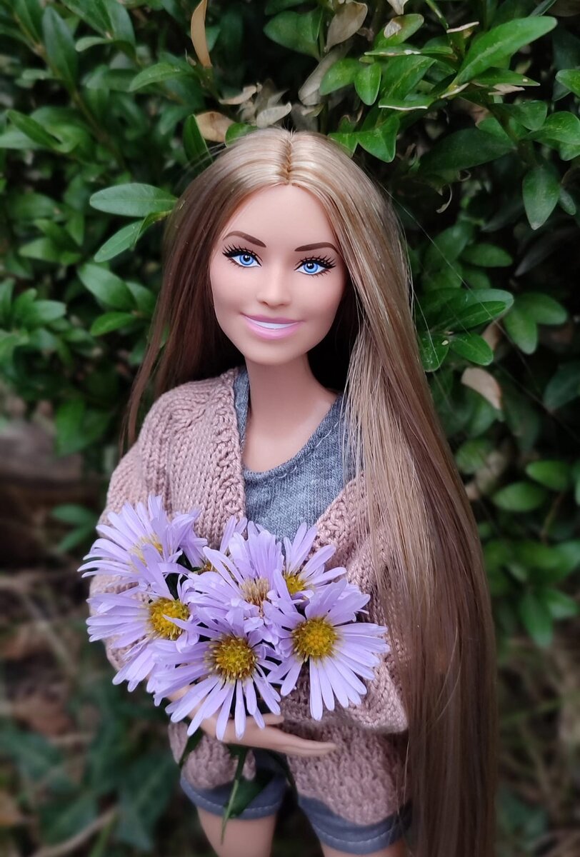 Моя любимица Марго Робби (с челкой в розовом платье). Волосы японский саран № 37.