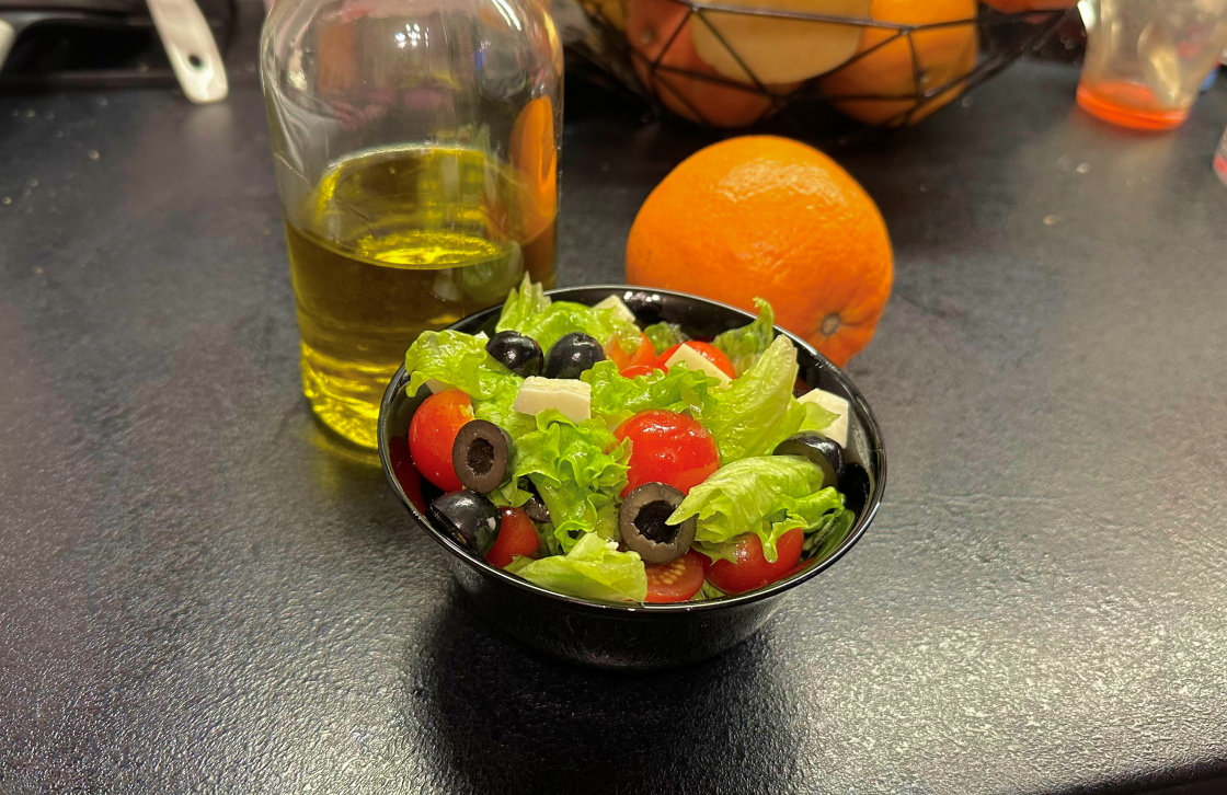 На фото - нерафинированное оливковое масло, греческий салат и апельсин. Одно из блюд. подходящих для средиземноморской диеты. Фотография автора.