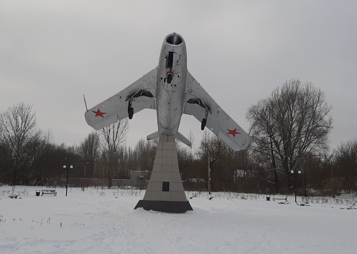 Памятник летчикам, погибшим в годы ВОВ.