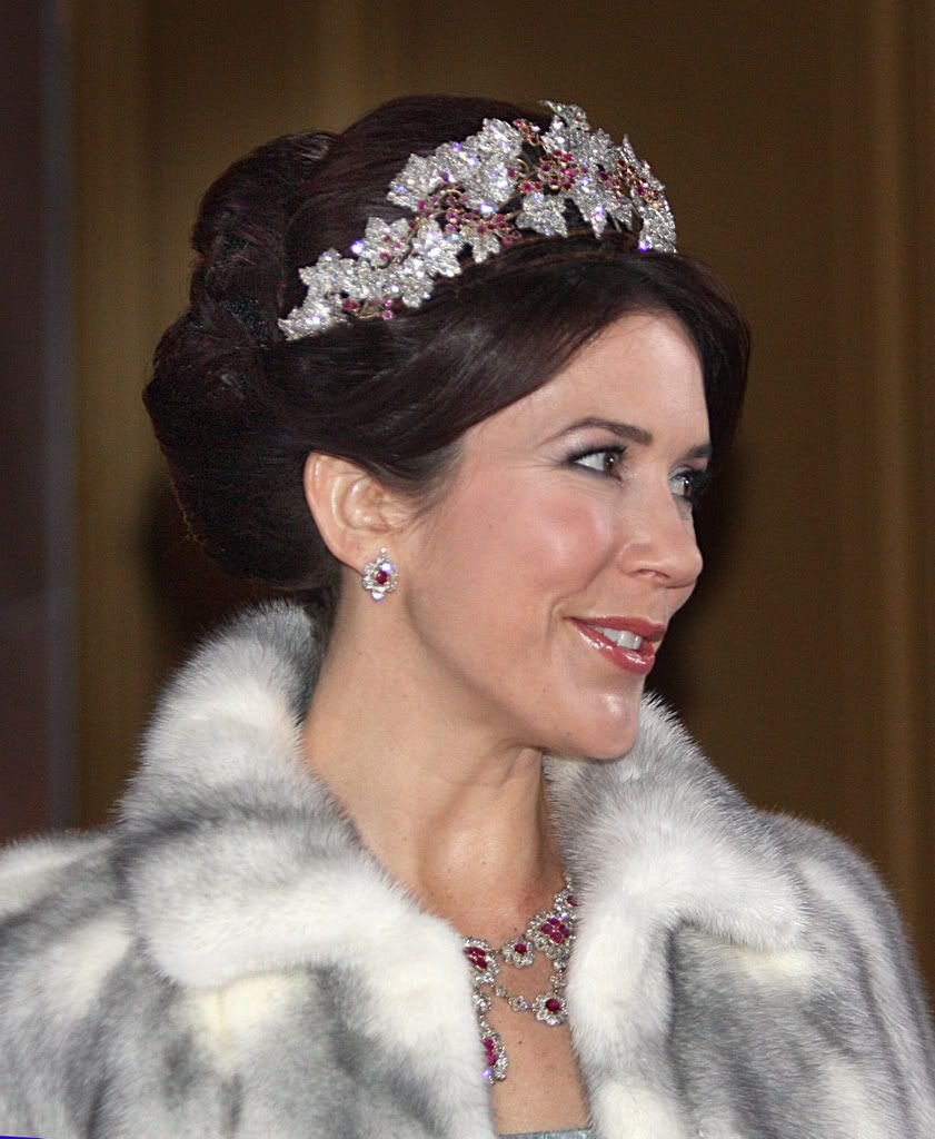 Новогодний Прием в Амалиенборге, 2009 год. Кронпринцесса Мэри в меховой накидке и парюре.