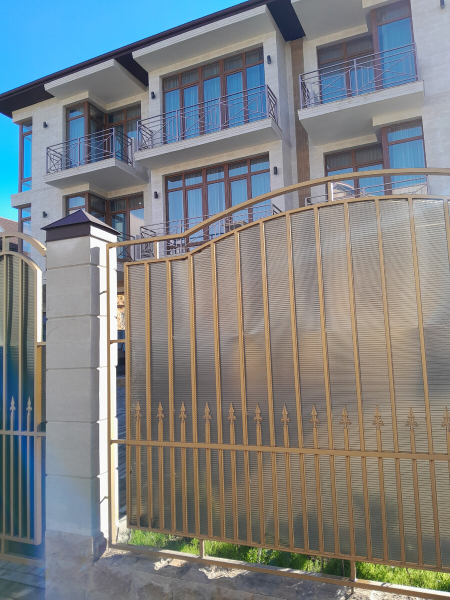 Так "Монарх" выглядит снаружи