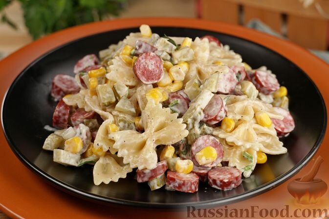 макароны, колбаски копчёные, огурцы маринованные, кукуруза консервированная, майонез, зелень петрушки, соль, перец чёрный молотый