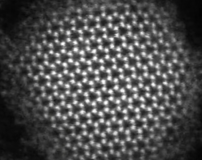 Изображение молекулы, полученное в искусственном вакууме с помощью опто-электронного микроскопа