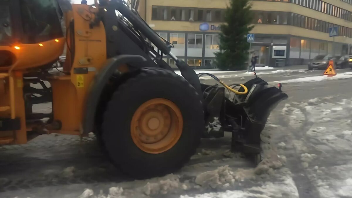     Красноярский архитектор Антон Шаталов показал и рассказал, как убирают улицы от снега в городах Северной Европы.