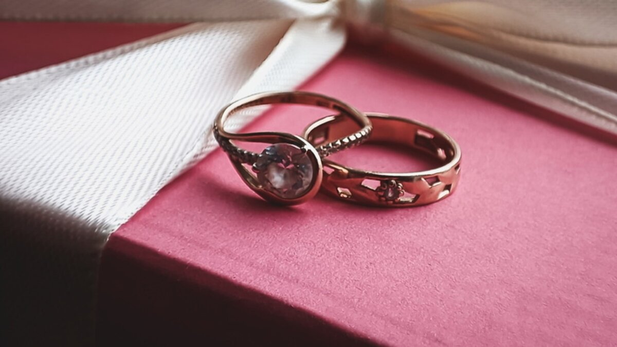     Мастера по ремонту ювелирных украшений задержали в Приморье. Он брал у клиентов украшения для ремонта или починки, но пользовался ими совсем по-другому.