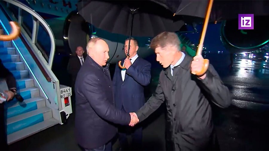 Губернатор приморский. Тот, у которого, по его словам, нет яхты за миллиард, а есть такая у его друзей-приятелей. Президента встречает. Искренне уверяет-убеждает лидера национального, что "особых последствий нет" от того самого, теперь уже двухлетней давности тайфуна, которым "мои" в том числе мост-дорогу смыло. Ну да, ну да.. 