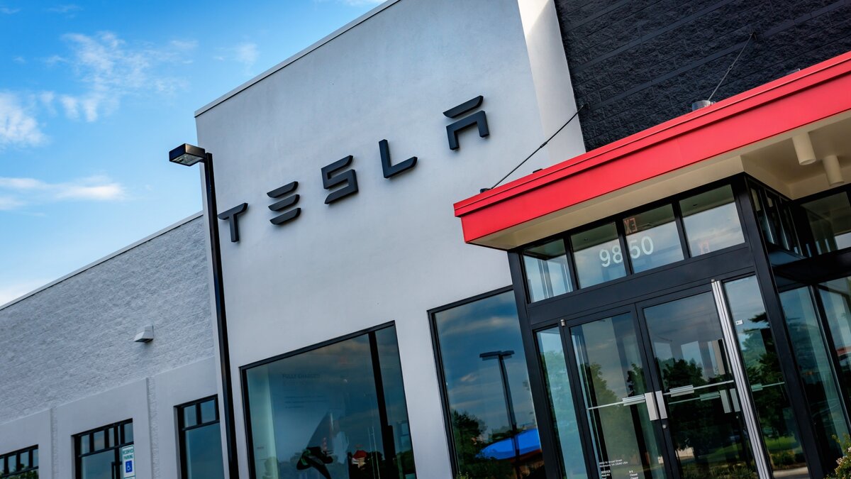    Tesla (cc) Bill Dickinson