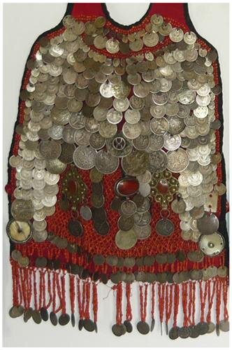 Картинка из источника в свободном доступе. Старинный нагрудник марийской женщины