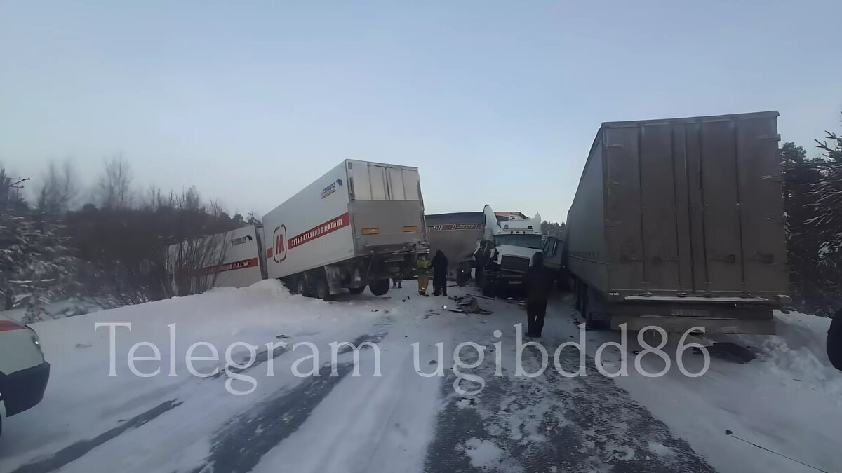 В ХМАО три фуры попали в ДТП и полностью перекрыли трассу. Фото | muksun.fm  | Дзен