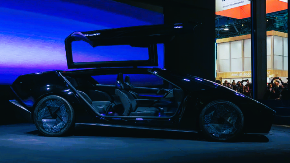 Концепт-кар Honda Concept EV оснащен дверями в виде крыльев чайки и большим количеством светодиодов, чем вы можете сосчитать.