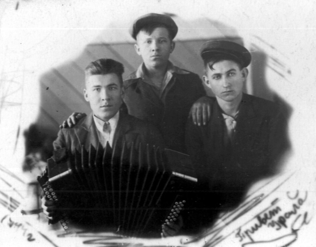 Петр Французов (первый слева) с товарищам. 1944 г.