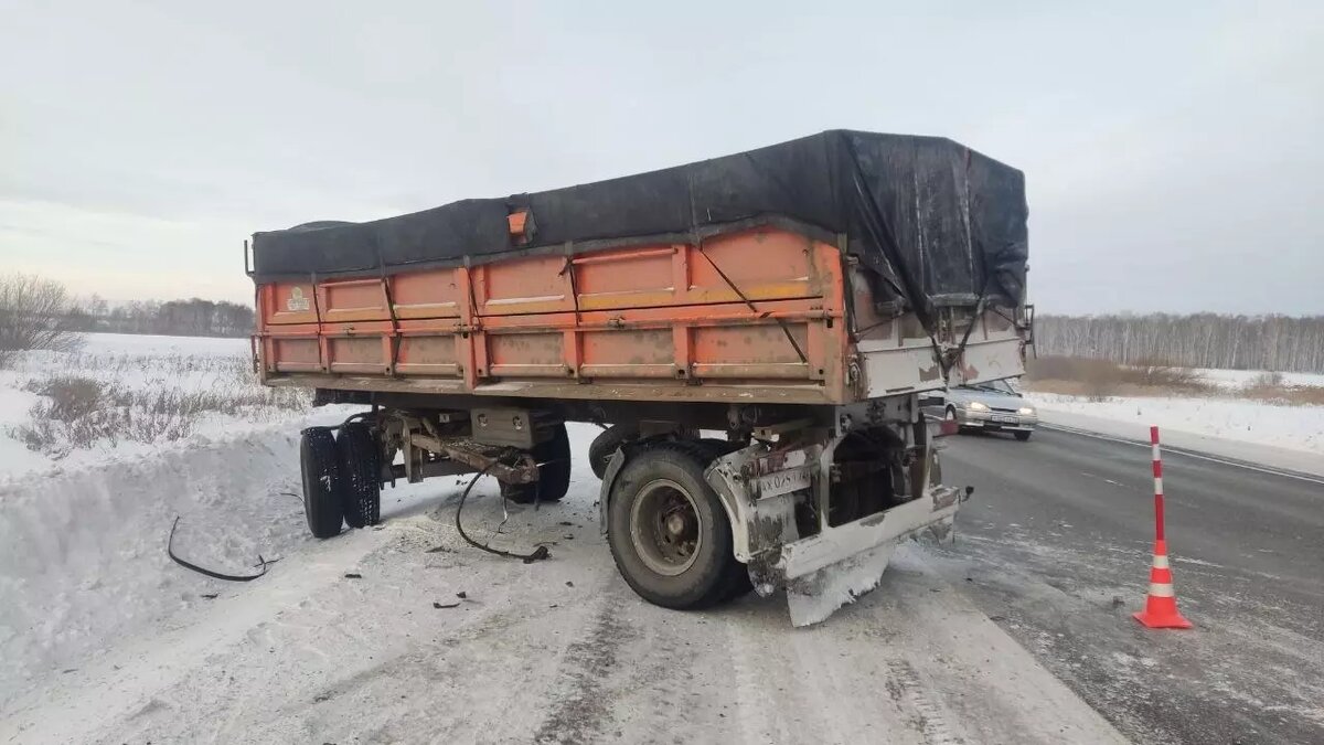     Трагедия произошла в пятницу утром на федеральной трассе Тюмень — Омск. На 112-м километре автодороги у КамАЗа, перевозящего зерно, оборвало прицеп.