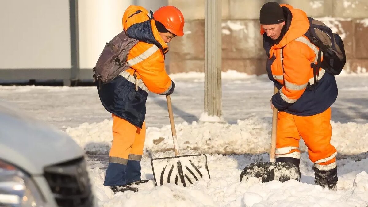     Снегопады и метели, которые обрушились на Центральный федеральный округ, создали заносы и завалы. И вдруг в системе ЖКХ не оказалось дворников. По оценкам экспертов, в российских городах их дефицит сегодня превышает 50%. Куда они пропали и как восполнить их дефицит?