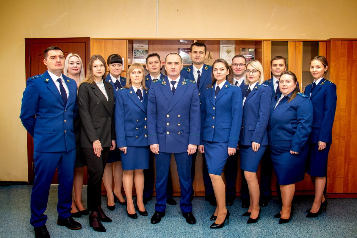 На фото сотрудники Балахнинской прокуратуры: 1 ряд – А.В. Шутов, А.А. Аглаумова, Ю.А. Гляделова, Д.В. Чижкин, Ю.А. Бесчастнова, А.В. Калинишина, Н.Е. Седова; 2 ряд – Д.М. Кучерова, В.О. Спирина, В.А. Серебров, Е.С. Фетисов, С.В. Поздеев, С.Д. Сумин, Т.В. Евстропова.