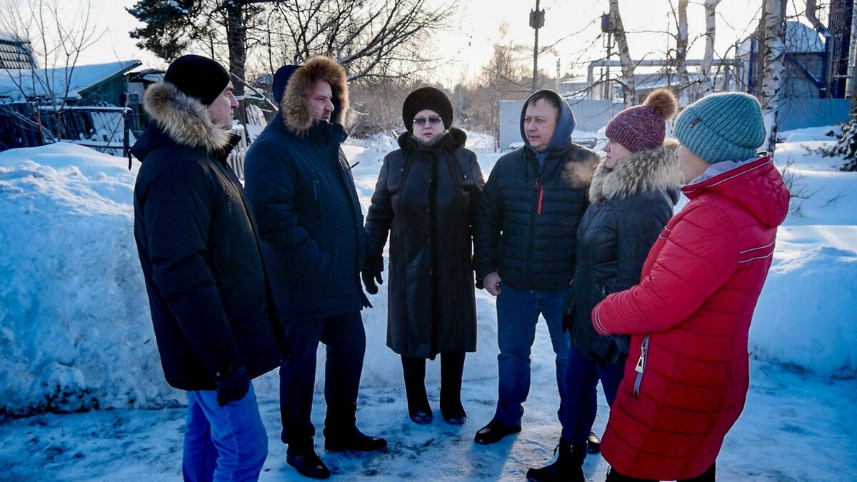 Глава округа А.В. Дранишников и жители ул. Маршала Жукова обсудили насущные вопросы предстоящего ремонта дороги.