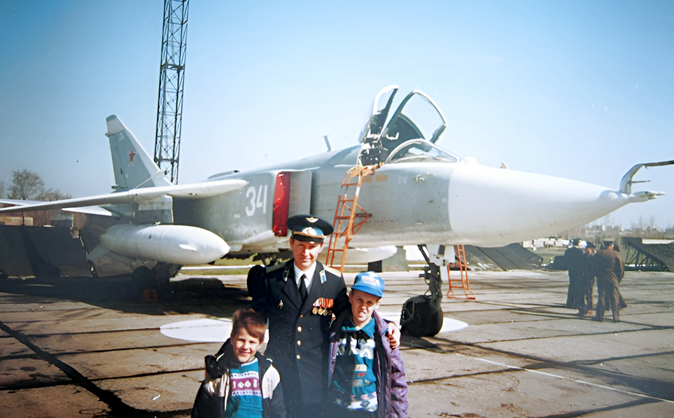 Николай Филипов с наследником Ромой (справа), 1994 г.