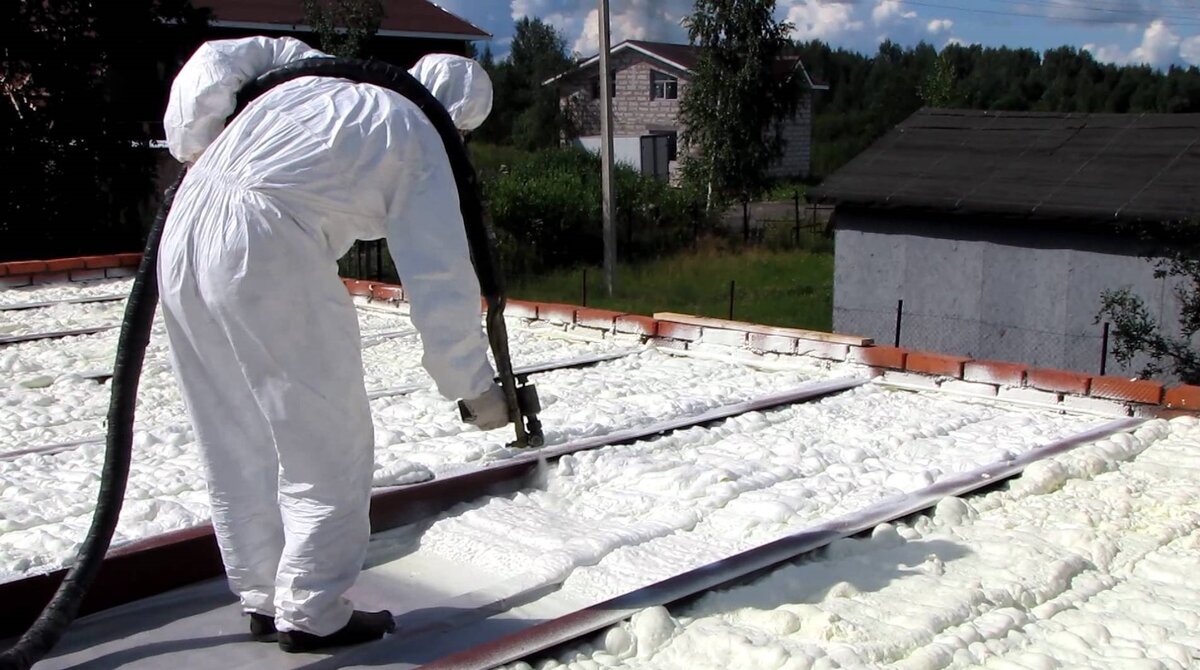 Супружеская неверность. Укладка напольных покрытий. Укладка ламината. Мужчина красит пол. Демонтаж старого линолеума.