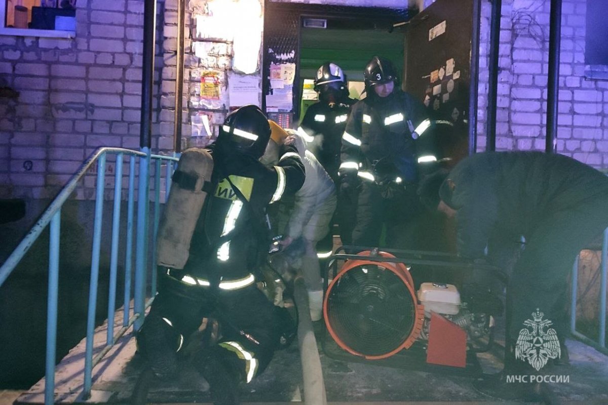    Ребенка и 11 взрослых спасли при тушении пожара в квартире в Пскове