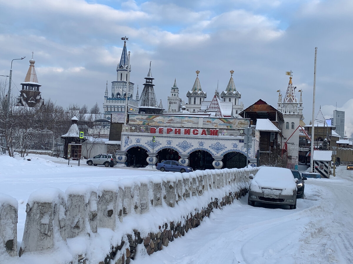 Барахолка расположена рядом с Измайловским кремлем ( развлекательный комплекс, построенный в конце 90х - нач. 2000х.).