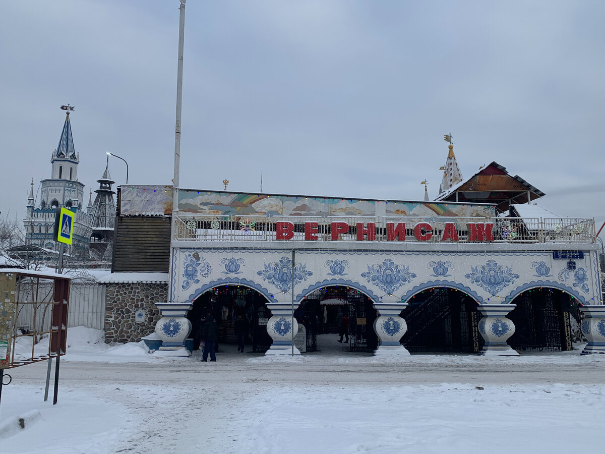 Пару лет назад на входе стояли люди, которые брали за проход на ярмарку по 20 -30 рублей, но последние пару лет их не встречал.