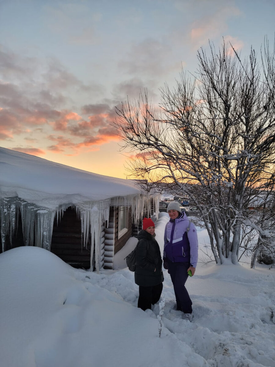 Деревянная избушка с сосульками - лучший фон для колоритного фото =)