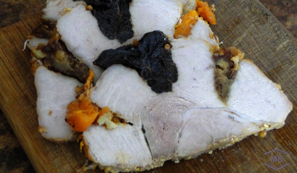 Сухофрукты отлично дополняют вкус мяса, которое в процессе запекания остаётся сочным