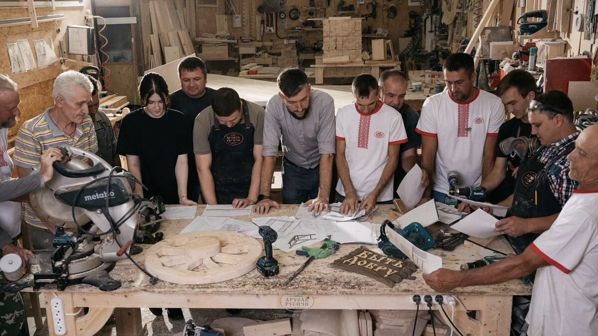 Коллектив мастерской авторской мебели премиум-класса «Артель «Русичи» на совещании