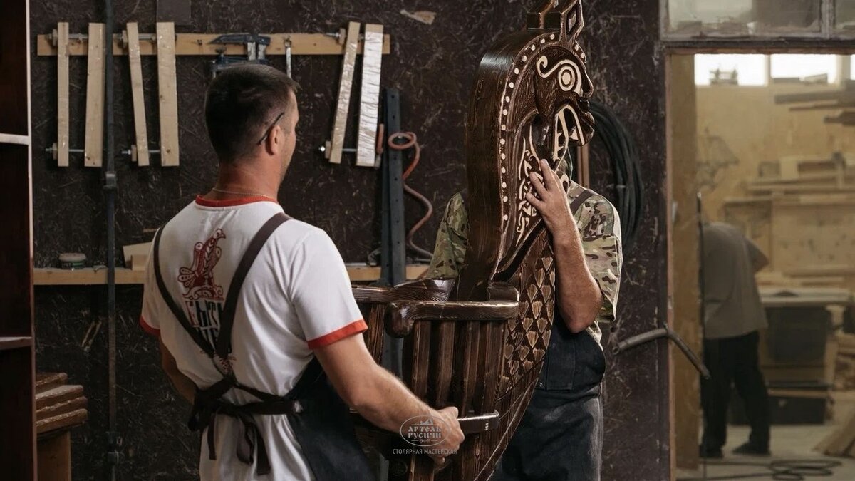 Мастера-столяры за работой в «Артели «Русичи»