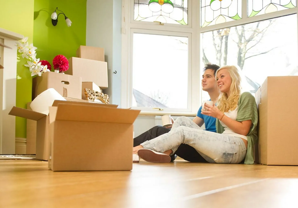 молодая семья. семья в квартире. стоит ли брать семейную ипотеку. фото семьи в доме. семья, дом.