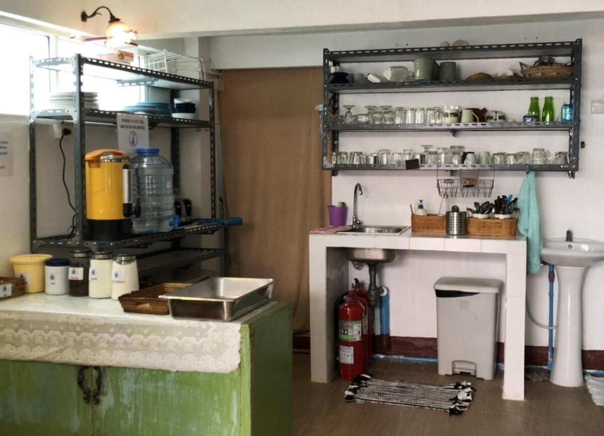 Хостел в Бангкоке за 200р. Это они еще убрались, в повседневной жизни на этой кухне срач!