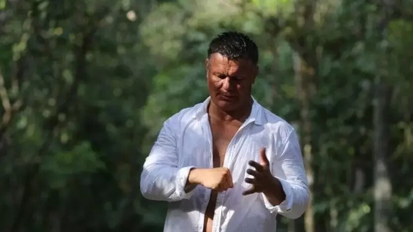     Уроженец Нижегородской области, известный актер и легенда ММА Олег Тактаров снова опубликовал видео со своими тренировками в соцсетях. Он заявил, что выполнял упражнения в стиле бойца смешанных единоборств Джеффа Монсона.