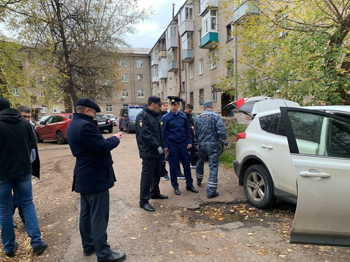 Справа - та самая машина, в багажнике которой находилось тело девочки