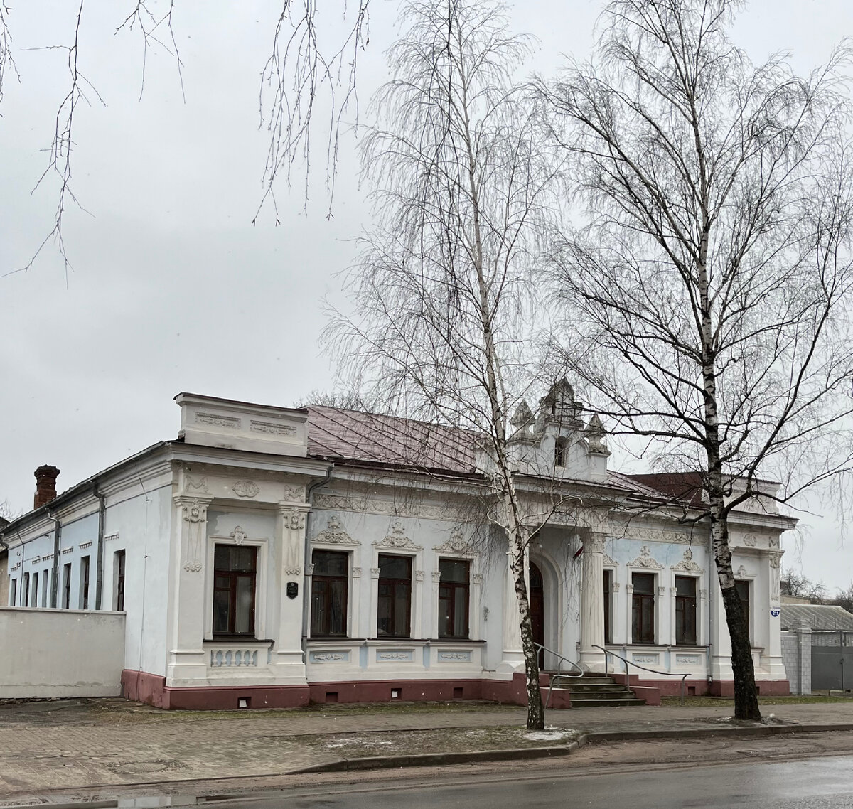 Памятник Шуре Балаганову, дом тетрис, кинотеатр ТОВАРИЩ и другие  достопримечательности Бобруйска | Мажорка на пенсии | Дзен