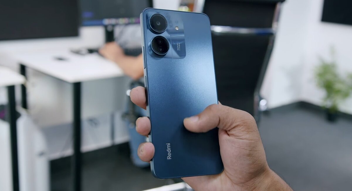    При разработке Xiaomi Redmi 13C производитель явно ориентировался на дизайн iPhone. Источник: techxreviews.com