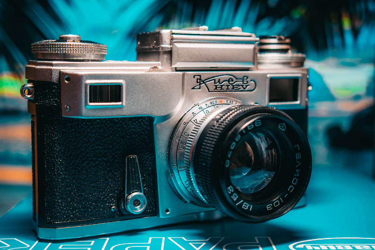 Фото пленочного дальномерного старичка  с комплектным светосильным объективом "Гелиос-103"с постоянным фокусным расстоянием 53мм. 