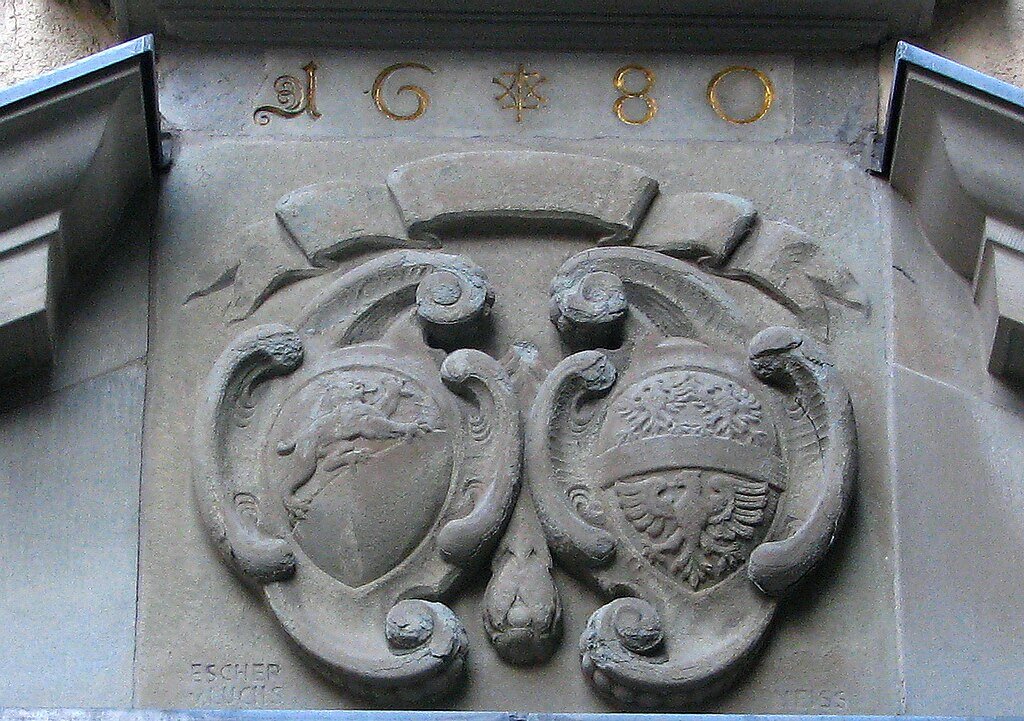 Масонские знаки над гравюрами на портале Бруннентурм в Цюрихе / Mason's marks above engravings on Brunnenturm's portal in Zürich