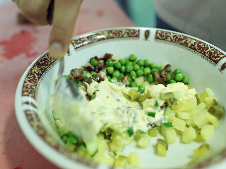     Россияне собираются за столом, чтобы проводить старый год и порой атмосфера этого праздника душевнее официального. Фото: Baltphоto/ Дарья Иванова