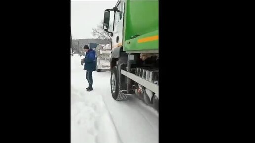 Грузовики перекрыли въезд и выезд жителям города Арамиль Свердловской области