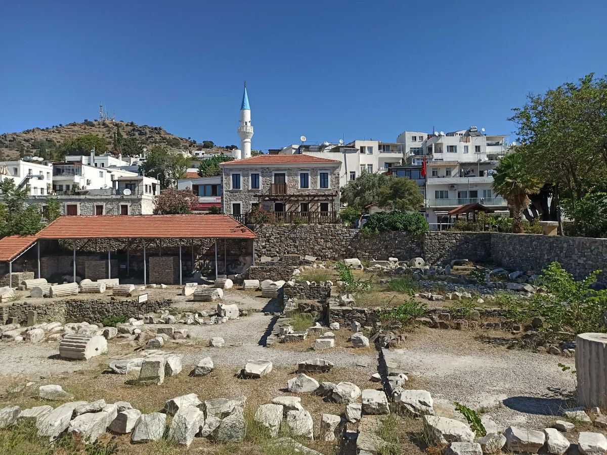 На месте Галикарнасского мавзолея остался фундамент здания. Фото: Мария / Яндекс Карты