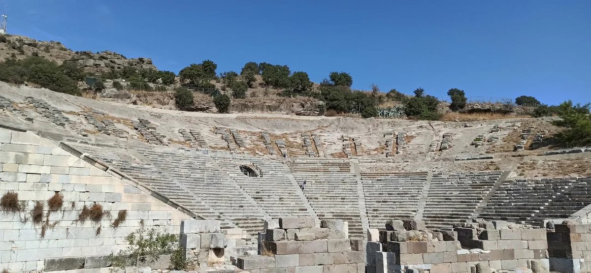 В амфитеатре хорошая акустика: с верхних рядов чётко слышна речь людей, находящихся внизу на сцене. Фото: Светлана Сидорович / Яндекс Карты